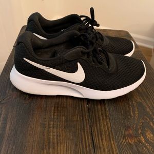 Nike women’s tanjun sneaker